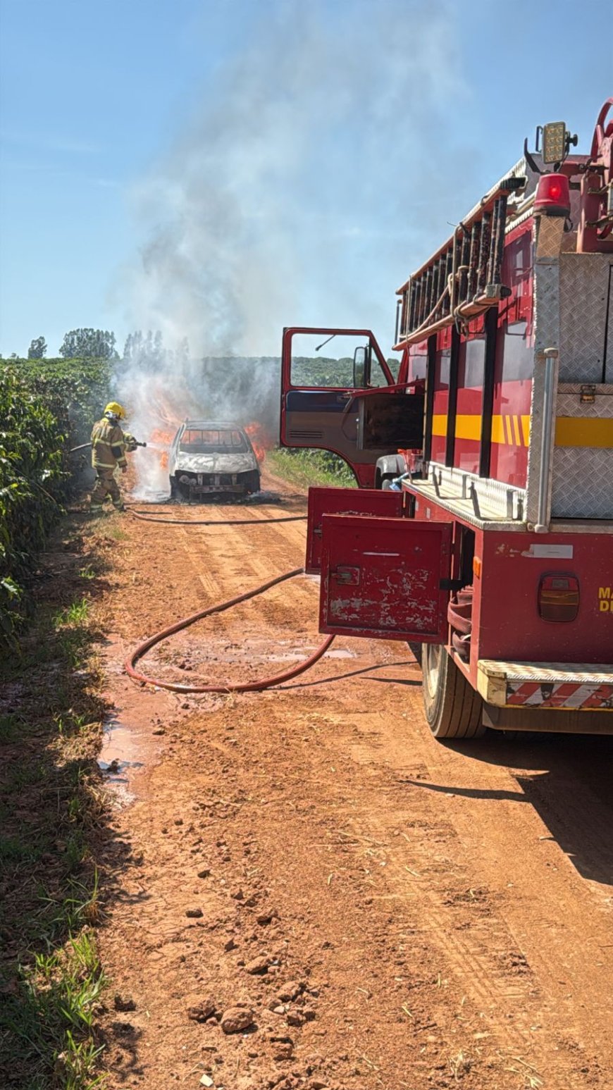 Bombeiros combatem incêndio em veículo na zona rural de Guaranésia