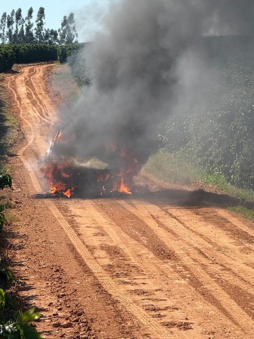 Bombeiros combatem incêndio em veículo na zona rural de Guaranésia