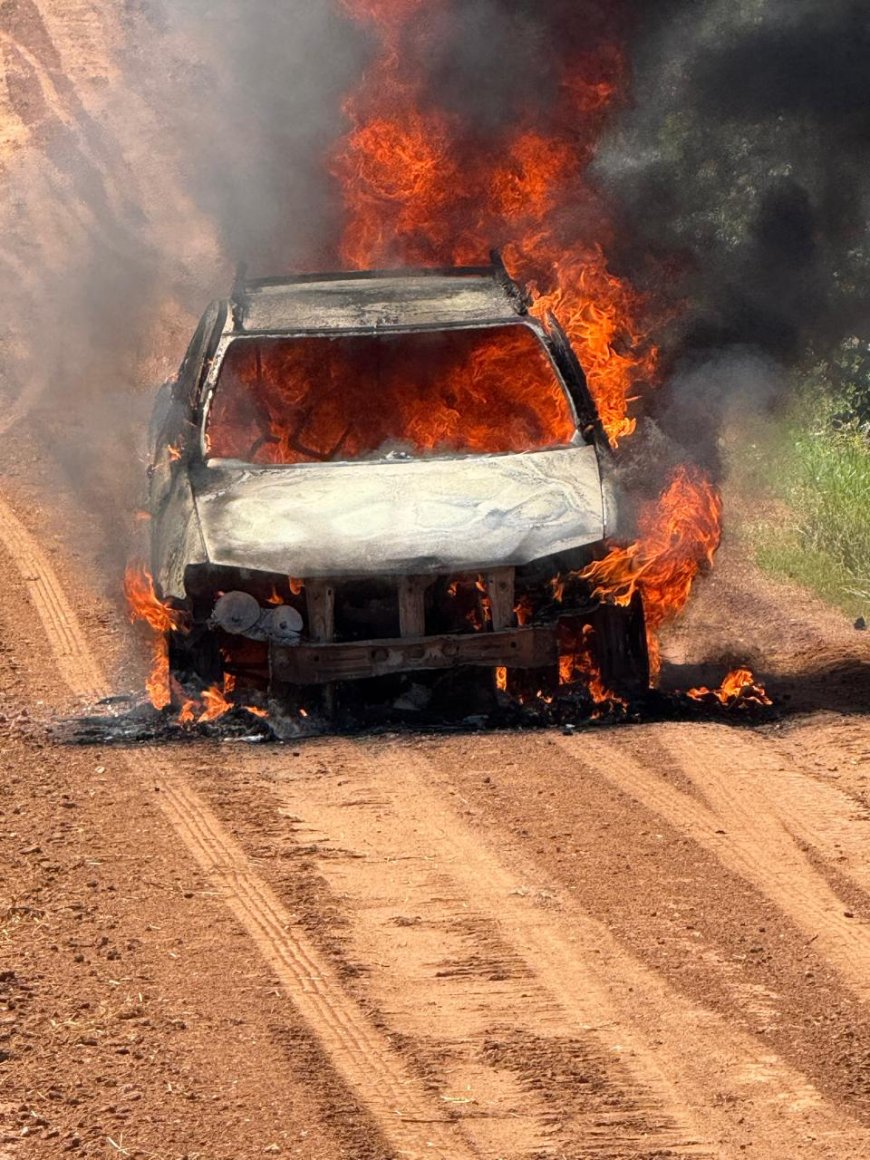 Bombeiros combatem incêndio em veículo na zona rural de Guaranésia