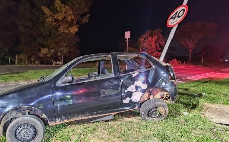 Após colidir com carreta, Pálio é arremessado contra radar no trevo de Monte Santo de Minas