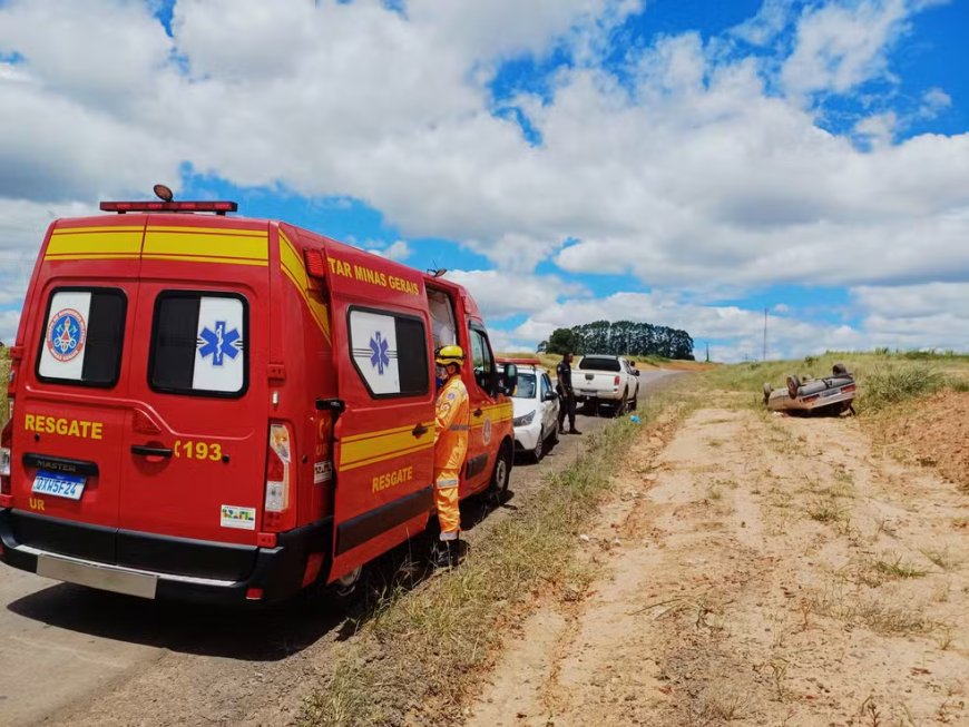 Em São Sebastião do Paraíso, duas pessoas ficam feridas após carro capotar em estrada rural