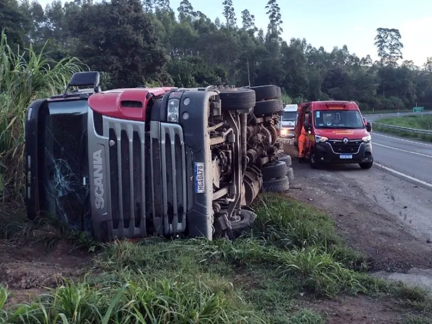Carreta que transportava cimento tomba ao realizar curva na MG-050, deixando condutor ferido
