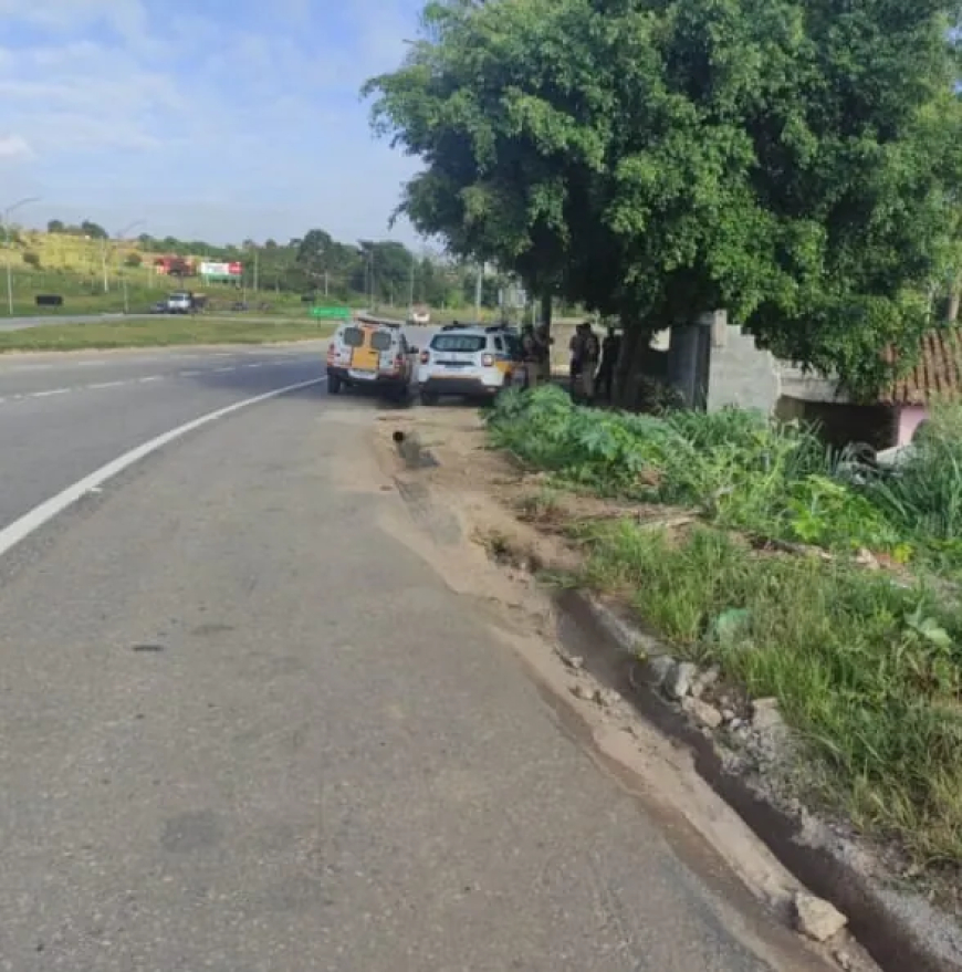 Veículo bate em muro e capota no quintal de residência às margens da BR-459