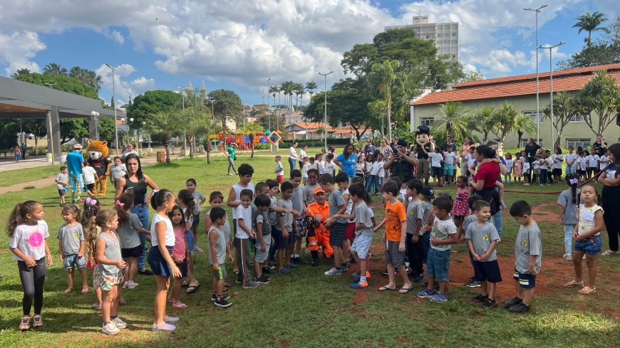 Corpo de Bombeiros de Guaxupé realiza atividade com 200 crianças no Parque da Mogiana
