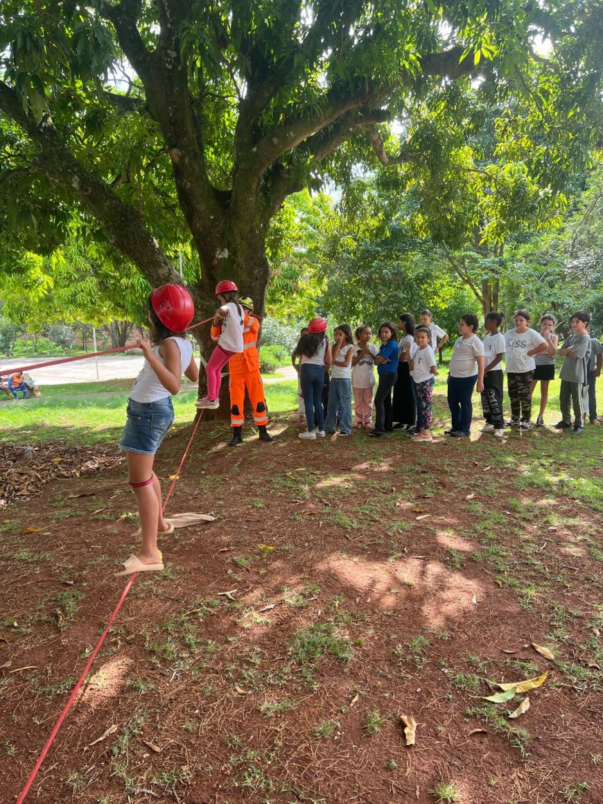 Corpo de Bombeiros de Guaxupé realiza atividade com 200 crianças no Parque da Mogiana