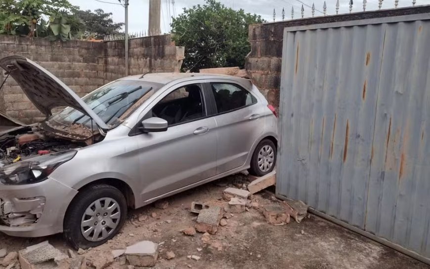 Carro atinge muro e invade quintal de casa em São Sebastião do Paraíso