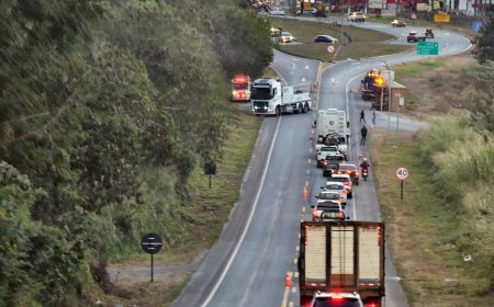 Carreta carregada com areia tomba na MGC-491