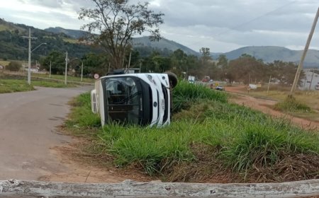 Micro-ônibus que levava pacientes para mutirão de cirurgias capota no Sul de Minas