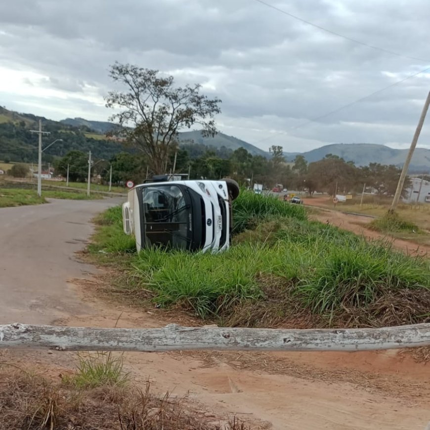 Micro-ônibus que levava pacientes para mutirão de cirurgias capota no Sul de Minas