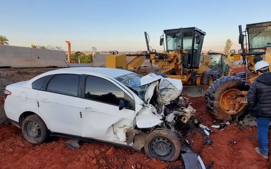 Veículo sai da pista e bate em máquina de obras na MG-050, deixando motorista ferido