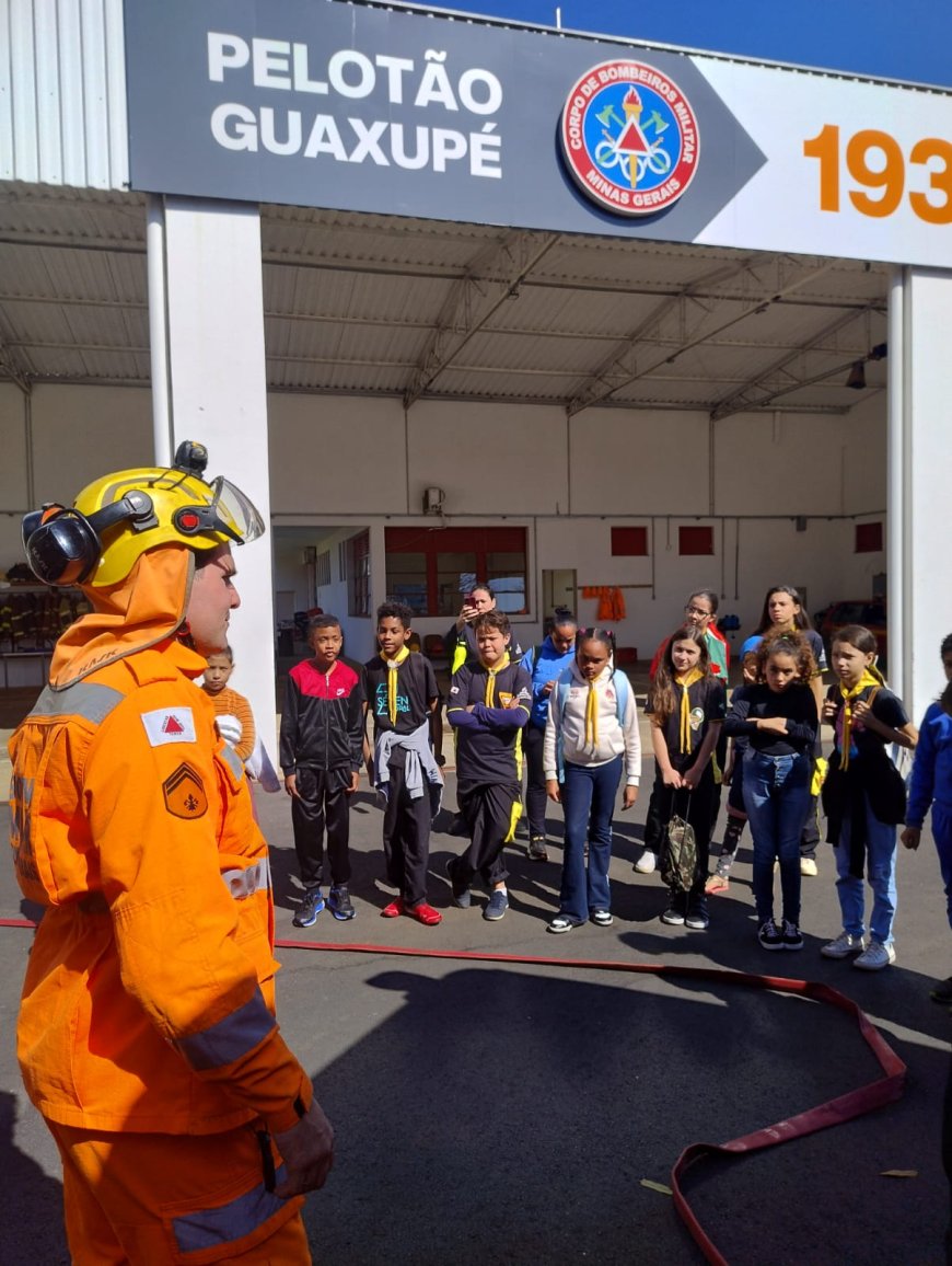 Corpo de Bombeiros de Guaxupé recebe a visita do Clube dos Desbravadores Águias de Ouro