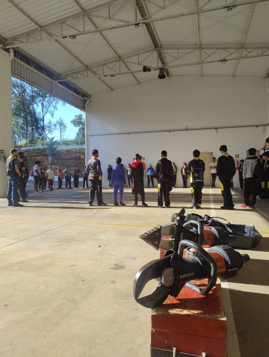 Corpo de Bombeiros de Guaxupé recebe a visita do Clube dos Desbravadores Águias de Ouro