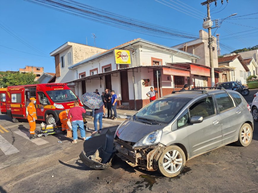 Colisão entre carro e moto deixa duas pessoas feridas em Guaxupé