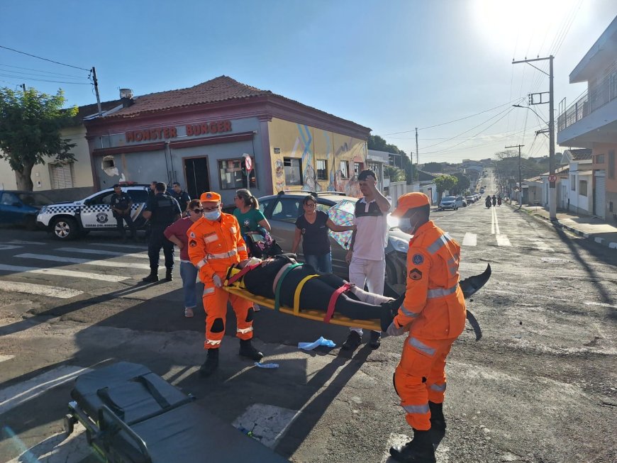 Colisão entre carro e moto deixa duas pessoas feridas em Guaxupé