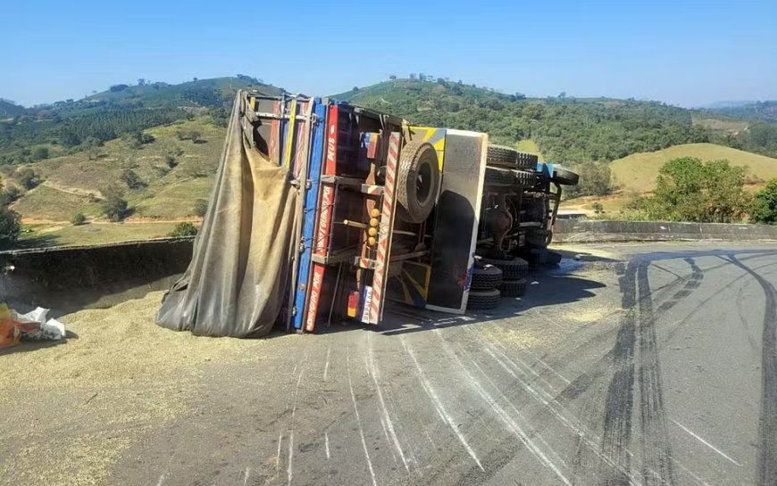 Caminhão carregado com café tomba na serra de Juruaia e carga é saqueada