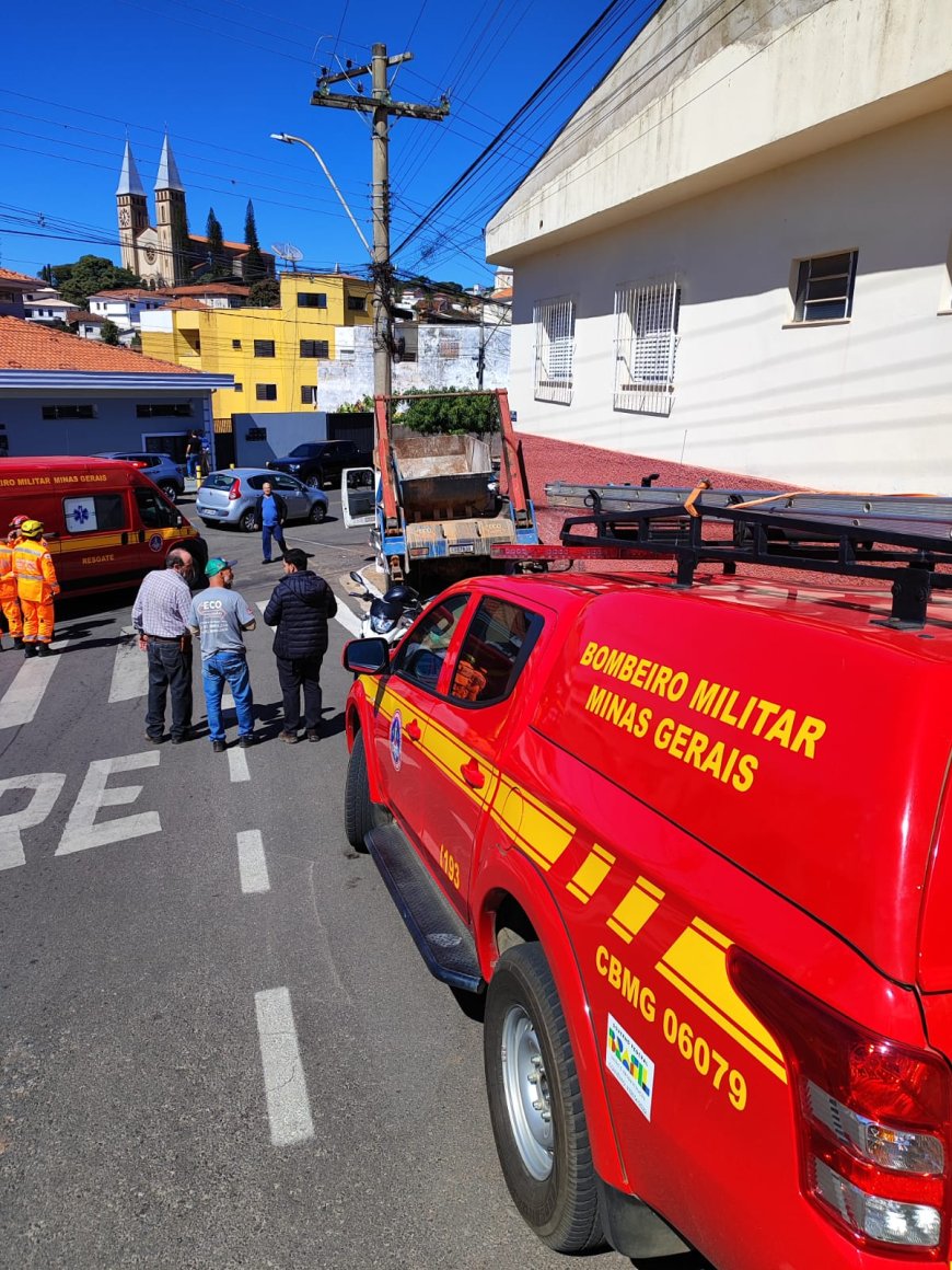 Caminhão perde o freio e fica prensado entre poste e residência em Guaxupé