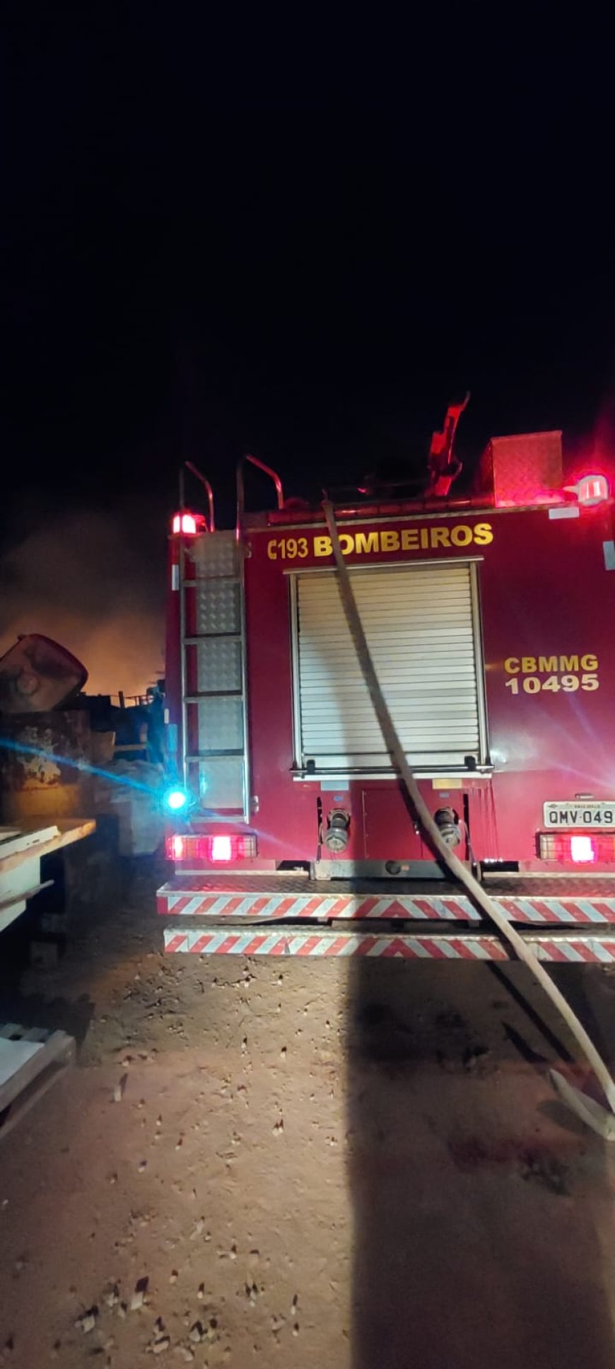 Incêndio de grandes proporções em ferro velho, às margens da MG-450, mobiliza bombeiros de Guaxupé