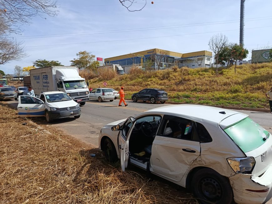 Colisão entre veículos deixa feridos na MG-179