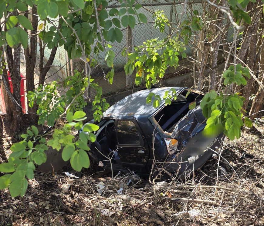 Condutora perde o controle do veículo ao bater em caminhão e cai em ribanceira na rodovia MGC-491