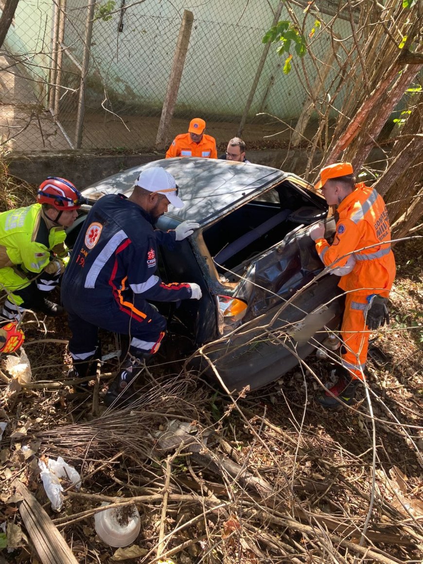 Condutora perde o controle do veículo ao bater em caminhão e cai em ribanceira na rodovia MGC-491