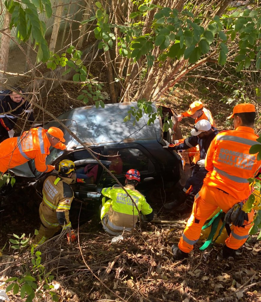 Condutora perde o controle do veículo ao bater em caminhão e cai em ribanceira na rodovia MGC-491