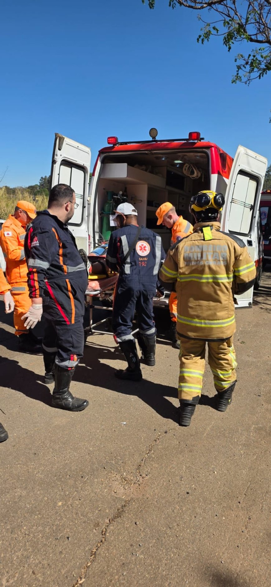 Condutora perde o controle do veículo ao bater em caminhão e cai em ribanceira na rodovia MGC-491