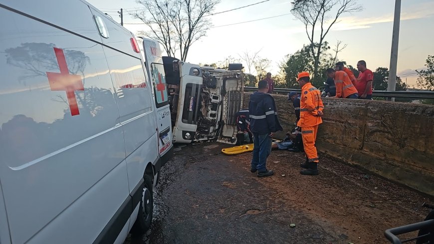 Caminhão carregado de melancia bate em mureta de conteção entre Campestrinho e Poços de Caldas