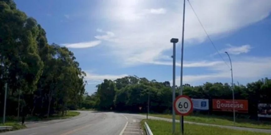 Radar instalado no trevo de acesso a Juruaia, na BR-146, começará a multar à partir de terça-feira, 23