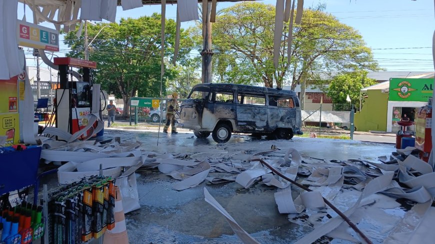 Kombi incendeia-se dentro de posto de combustíveis e mobiliza Bombeiros