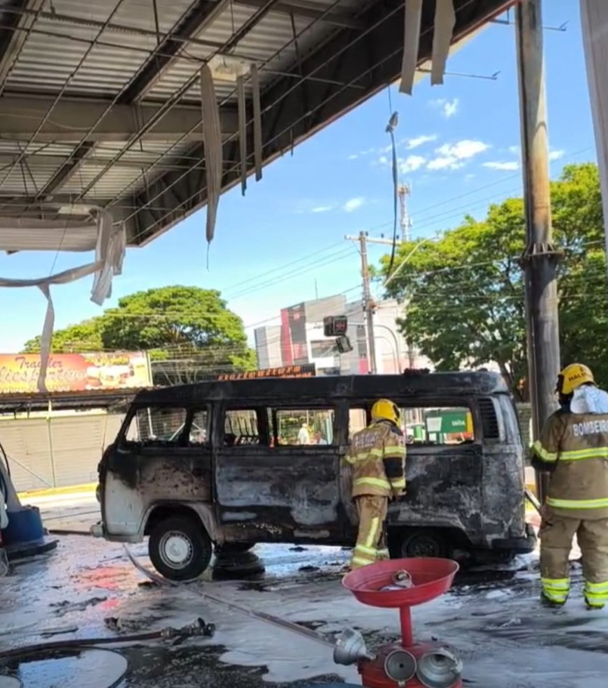 Kombi incendeia-se dentro de posto de combustíveis e mobiliza Bombeiros