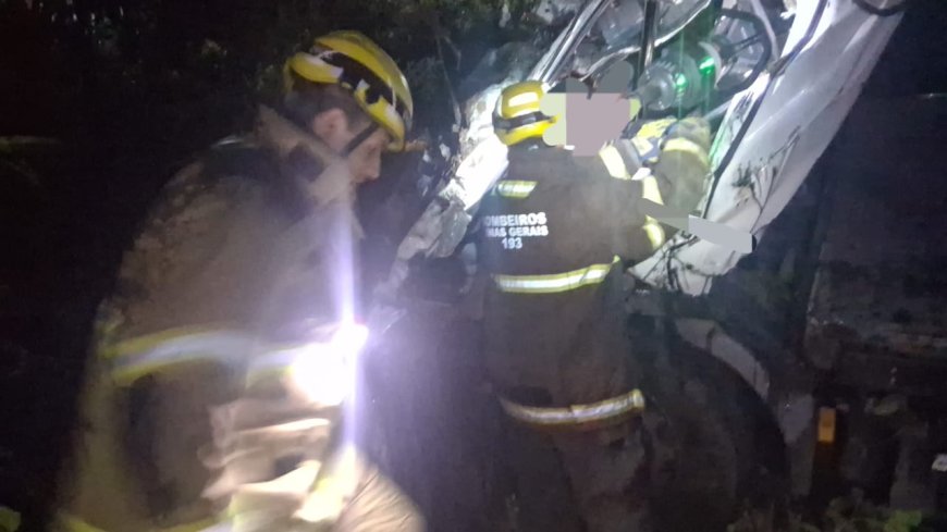 Caminhoneiro de 32 anos morre em capotamento na BR-459