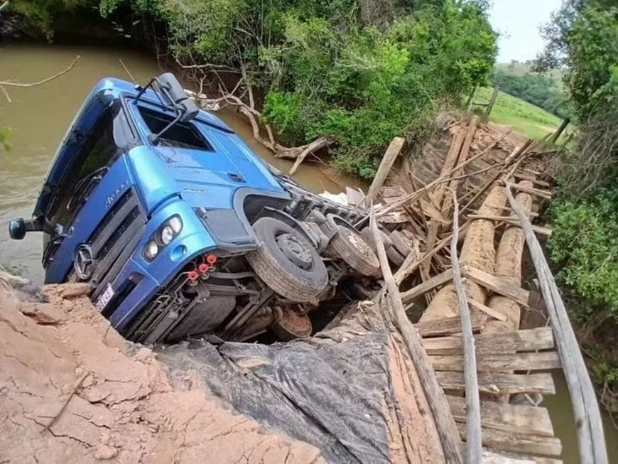 Ponte cai com caminhão carregado de ração em Monte Belo