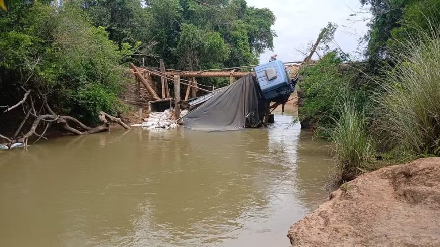 Ponte cai com caminhão carregado de ração em Monte Belo