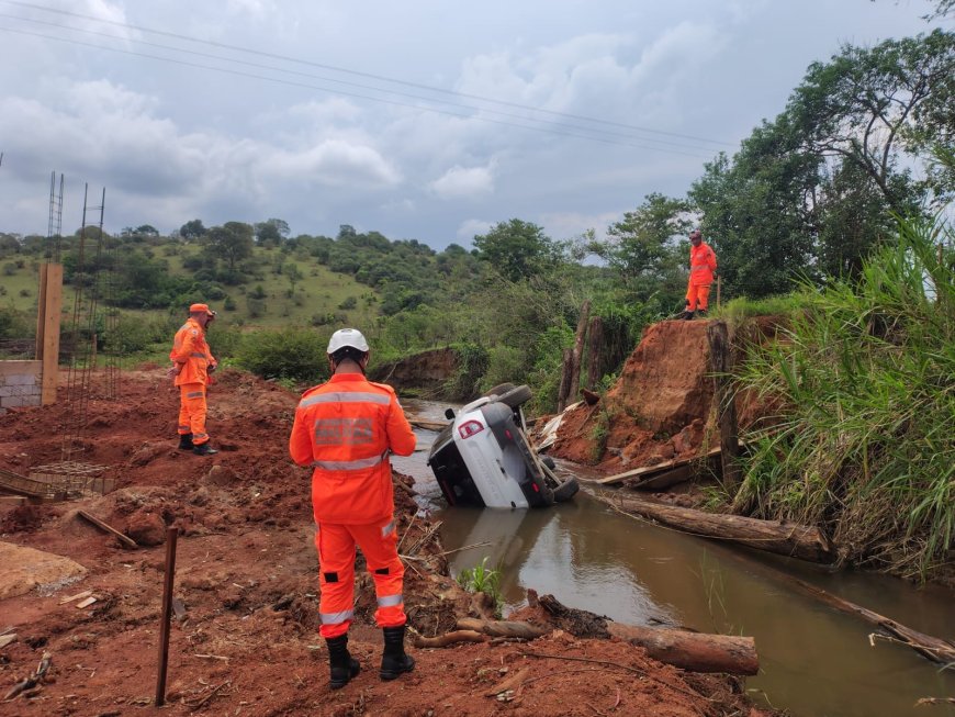 Condutor perde o controle do veículo e cai em ribanceira no Sul de Minas