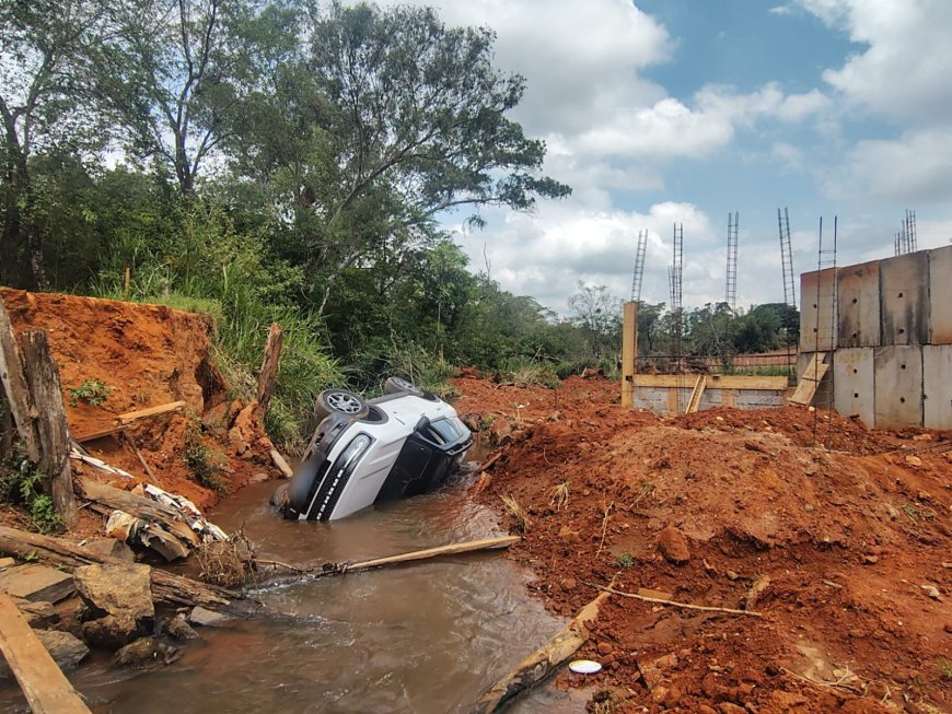 Condutor perde o controle do veículo e cai em ribanceira no Sul de Minas