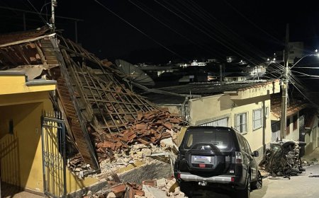 Sala de residência fica destruída após colisão de veículo