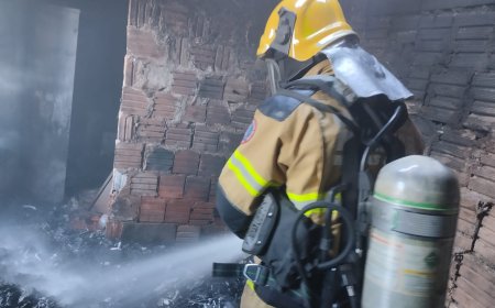 Parte do telhado de residência fica danificada em incêndio no Sul de Minas
