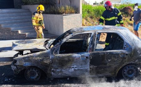 Fogo se propaga rapidamente causando a perda total de veículo
