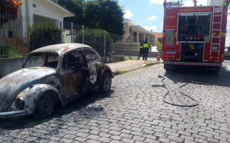 Fusca incendeia-se na área central de Guaxupé e mobiliza o Corpo de Bombeiros