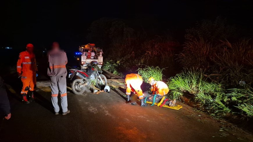 Condutor perde o controle da motocicleta e veículo cai em matagal às margens da MGC-491, deixando duas pessoas feridas