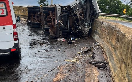 Carreta tomba entre Campestrinho e Poços de Caldas, deixando motorista preso às ferragens