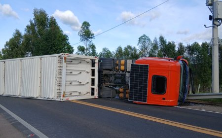 Caminhão transportando GNV tomba na BR-459 e bloqueia totalmente a pista