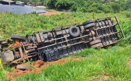 Caminhão baú capota no "Trevo do Japy" e mobiliza o Corpo de Bombeiros de Guaxupé