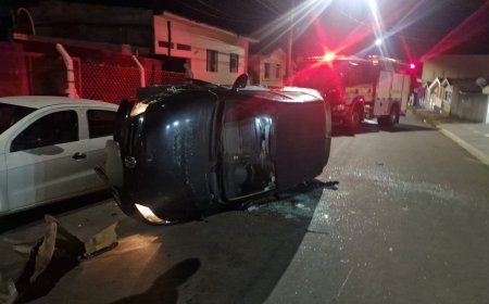 Veículo tomba após colisão no Sul de Minas