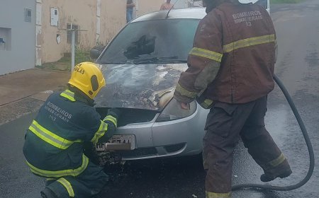 Veículo incendeia-se em bairro de Guaxupé e mobiliza o Corpo de Bombeiros