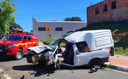 Condutor fica com as pernas retidas no interior do veículo ao colidir contra poste em Guaxupé