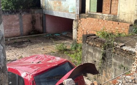 Carro desgovernado invade quintal de residência em Monte Belo