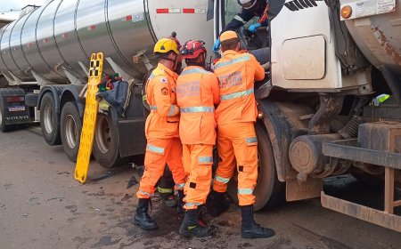 Motorista fica preso às ferragens de caminhão após acidente na MG-179