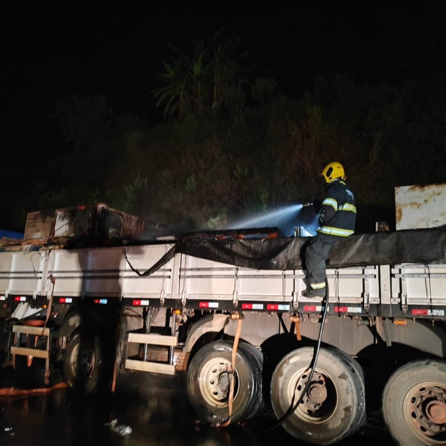 Falha no sistema de freios provoca incêndio em carreta na BR-491, em Muzambinho