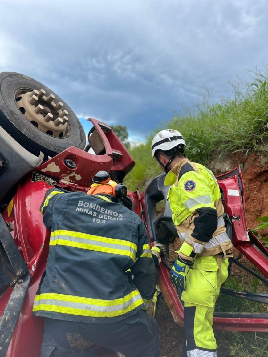 Capotamento de caminhão na serra de São Pedro da União deixa motorista preso às ferragens